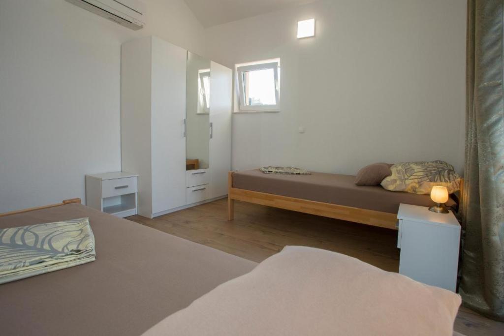 Apartments Panorama With Seasonal Pool 슬라티네 외부 사진
