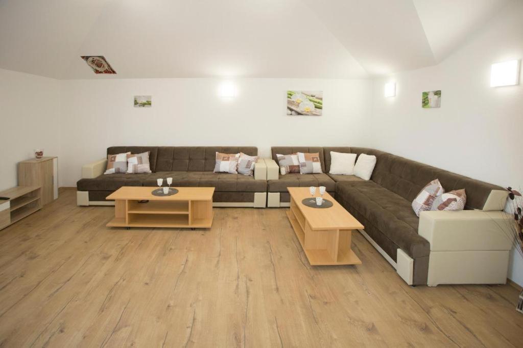 Apartments Panorama With Seasonal Pool 슬라티네 외부 사진