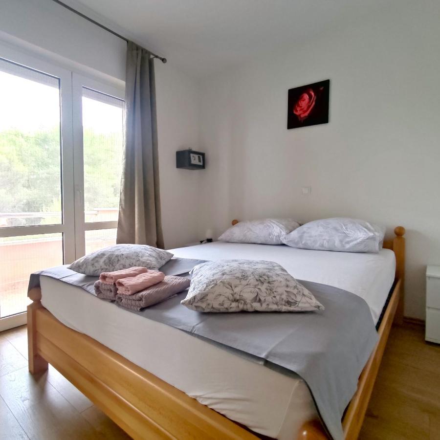 Apartments Panorama With Seasonal Pool 슬라티네 외부 사진
